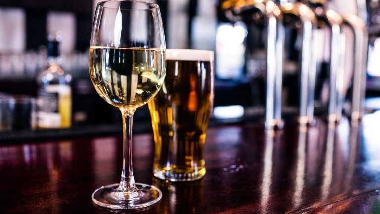 БХРА: Вдигане на ДДС за вино и бира ще фалира ресторантите